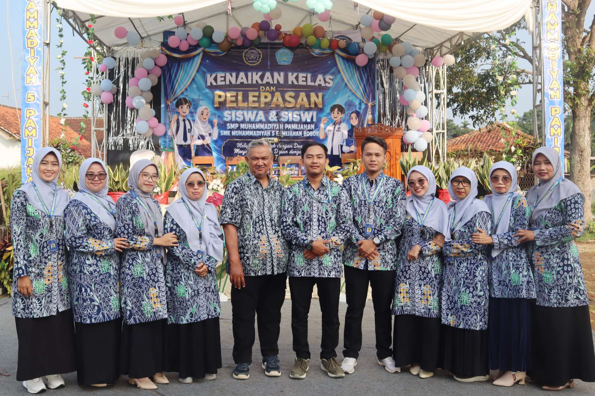 Siswa belajar di ruang kelas yang cerah